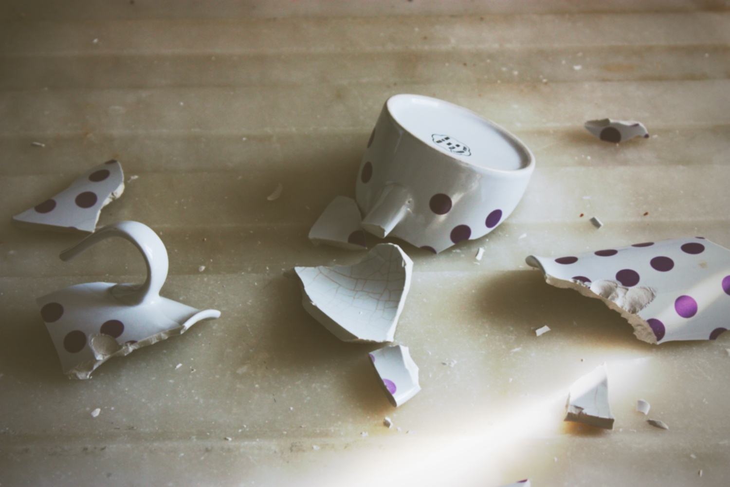 Break cup. Разбитая чашка. Разбитые кружки. Разбитая посуда. Фарфоровая чашка разбита.